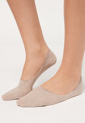 Beiga ankelsockor gjorda av mjukt, ribbat material med en låg klippdesign, som har en sömlös tå och mjuka kanter för en bekväm passform.