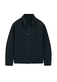 Quiltet sort jakke med en kordfløjlskrage, trykknapper og sidelommer, designet med et diamantmønster og en afslappet pasform.