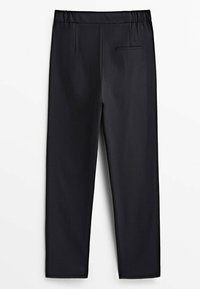 Zwarte broek met een elastische tailleband, een gladde textuur, een elegante pasvorm en een achterzak aan de rechterzijde.