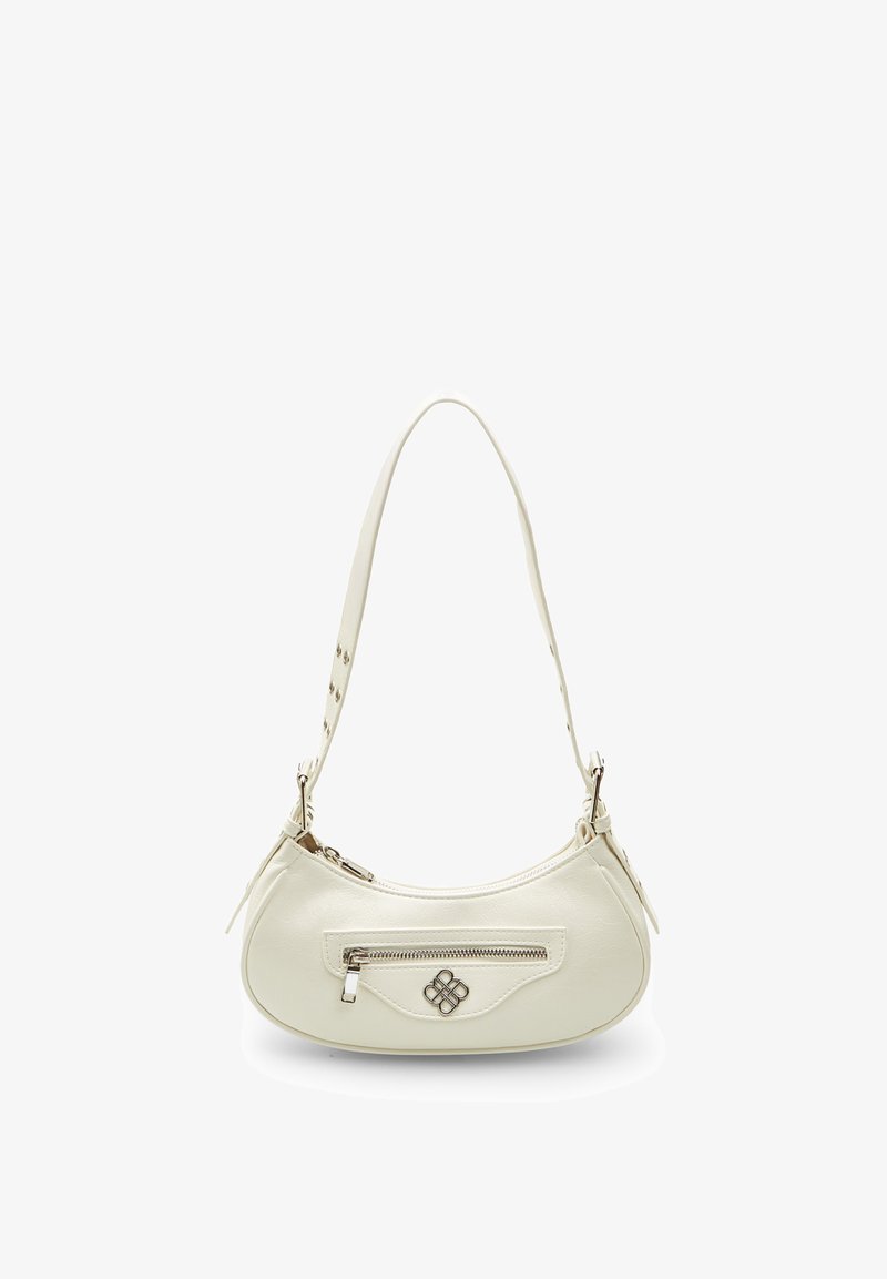 Fehér műbőr kézitáska ívelt formával, állítható pánttal, szegecses díszítéssel, elülső cipzáras zsebbel és dekoratív fém logó részlettel.