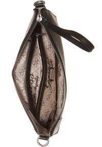 Pochette en similicuir noir avec fermeture éclair, compartiments intérieurs et doublure signature à motif. Comprend une lanière pour poignet et des éléments métalliques.