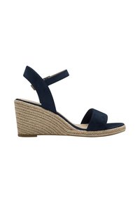 Námornické semišové wedge sandály s espadrilovými provázkovými podpatky. Vybaveny kotníkovým páskem a širokým prstovým páskem pro větší oporu.