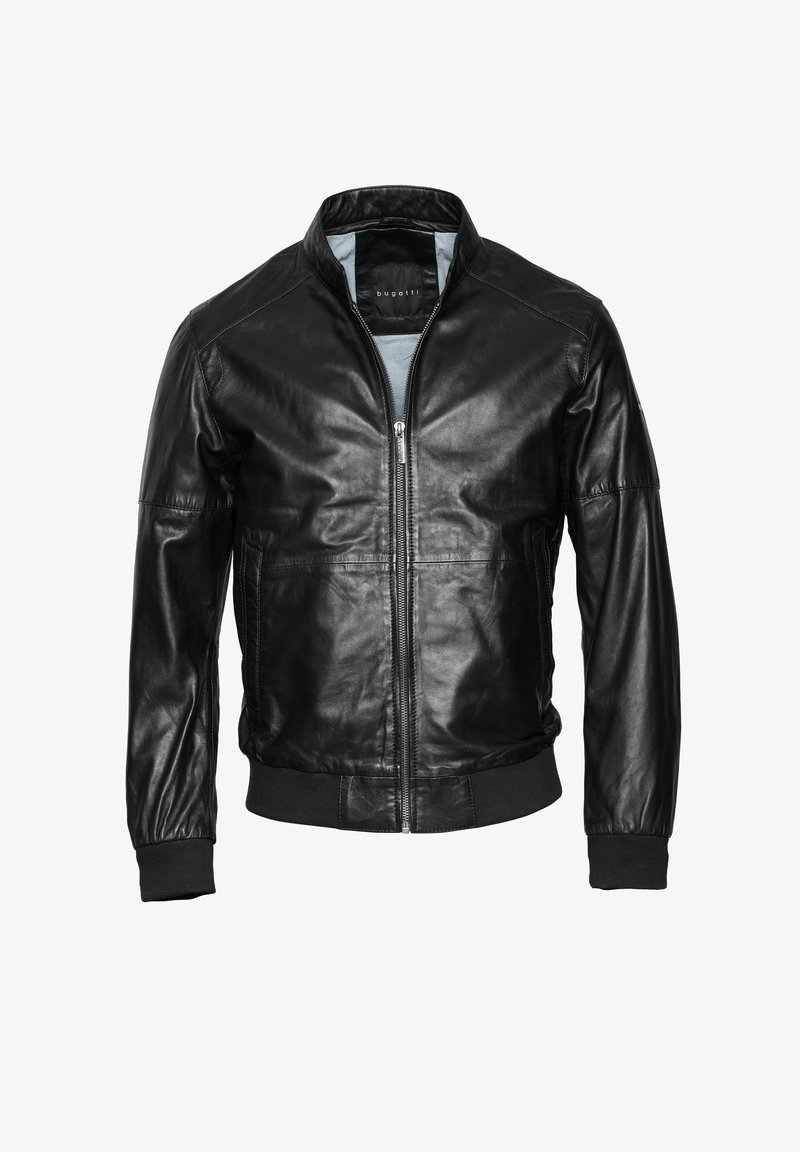 Zwart leren bomberjack met een ritssluiting aan de voorkant, ribgebreide manchetten en zoom, een gladde textuur en een blauwe voering. Eenvoudig ontwerp zonder versieringen.