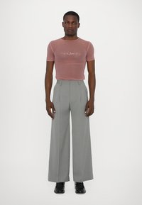 Ludovic de Saint Sernin SIMPLE SHORT SLEEVES UNISEX - Tricou cu imprimeu - pink