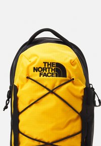 The North Face BOREALIS SLING - Hátizsák - summit gold/black
