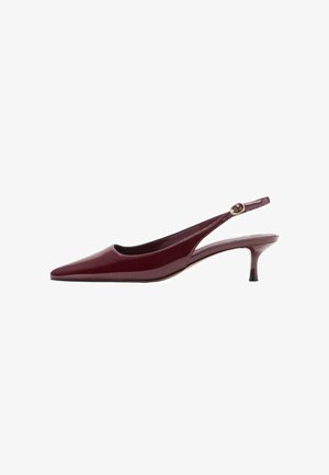Bordeaux gepatineerd leren slingback hak met een spitse neus en een dunne, elegante hak, met een goudkleurige gespdetail op de band.