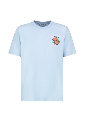 Hellblaues T-Shirt mit kurzen Ärmeln, mit kleinem Grafikdruck von zwei Orangen und dem Text "SUMMER VIBE" auf der linken Brust.