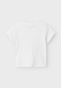 Biała koszulka z krótkim rękawem, wykonana z bawełny, z okrągłym dekoltem i prostym krojem. Gładka faktura, bez widocznych wzorów lub akcentów.