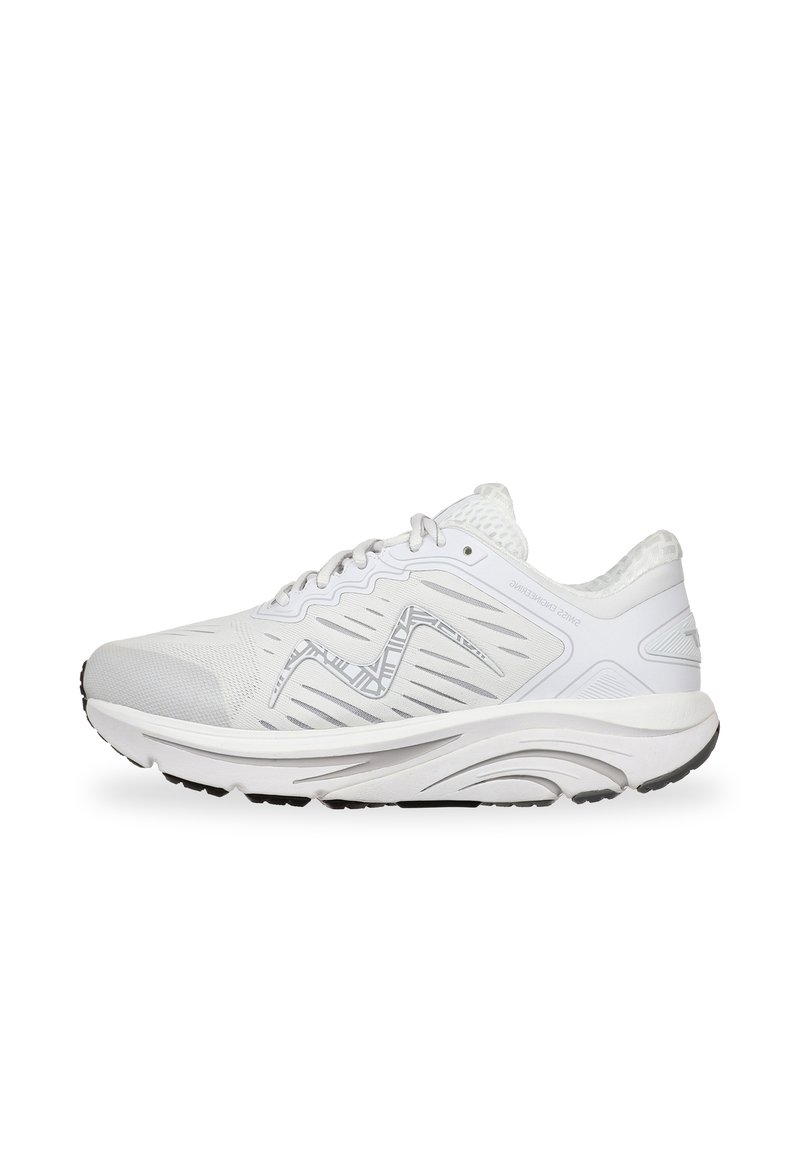 Zapatilla deportiva blanca con una parte superior de malla texturizada, amortiguación de soporte, un diseño estampado en el costado y una suela de goma negra.