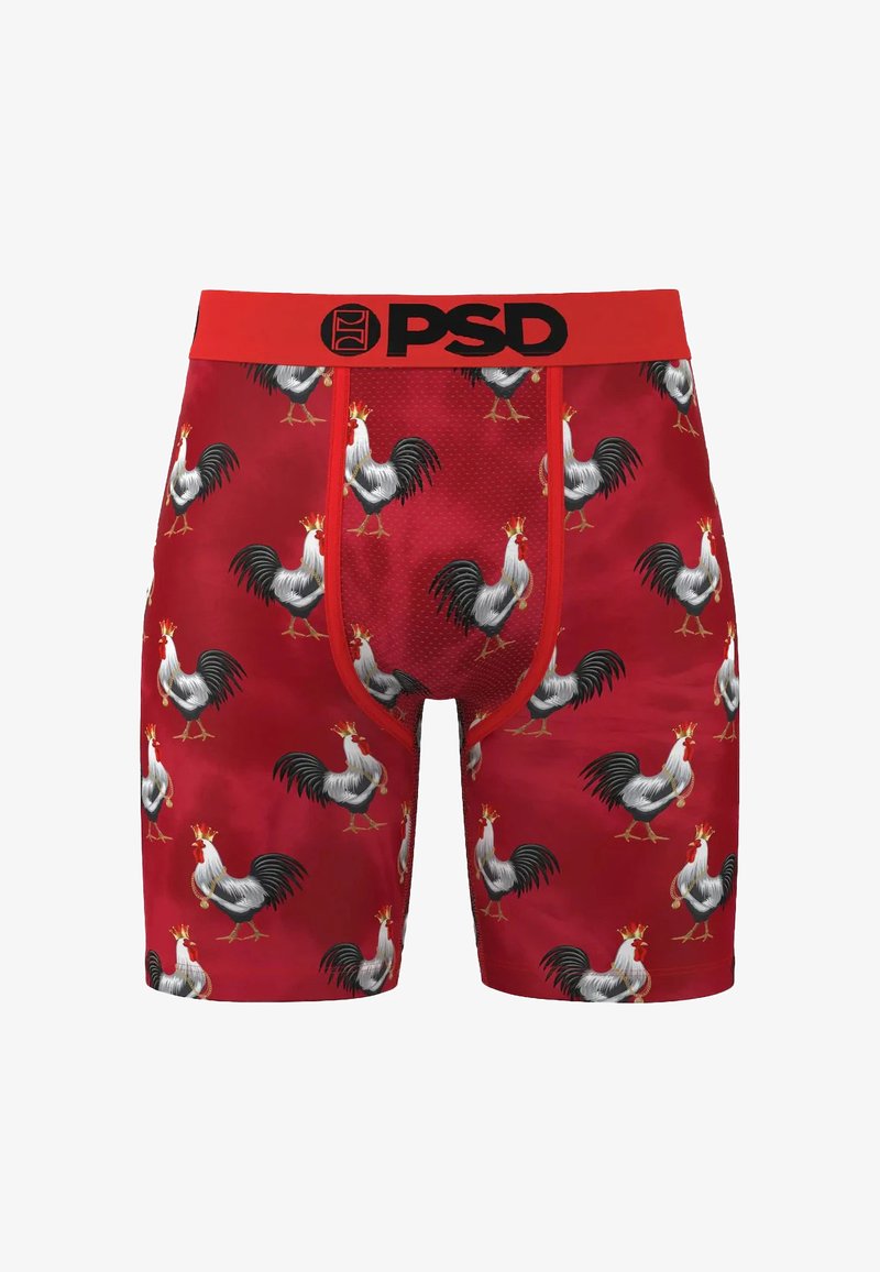 Calzoncillos boxer rojos con un patrón de gallos, con gallos en blanco y negro que llevan coronas, y una cintura roja con el logo "PSD".