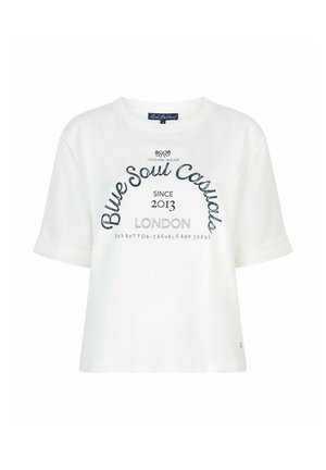 Wit T-shirt met korte mouwen en de tekst "Blue Soul Casuals Since 2013 London" met opgerolde mouwboorden, merkembleem aan de binnenkant van de hals.