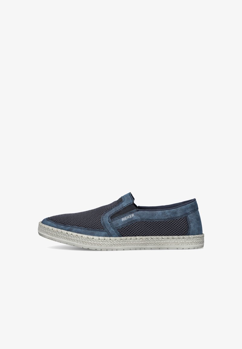 Marinefarbene Slipper mit atmungsaktiven Mesh-Seiten, samtähnlicher Textur und einer gewebten Jute-ähnlichen Sohle. Mit einem kleinen Logo-Akzent an der Seite.