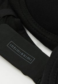 Černá podprsenka s hladkým materiálem, tvarovanými košíčky, nastavitelnými ramínky a štítkem se značkou "Intimissimi" v šedé barvě.