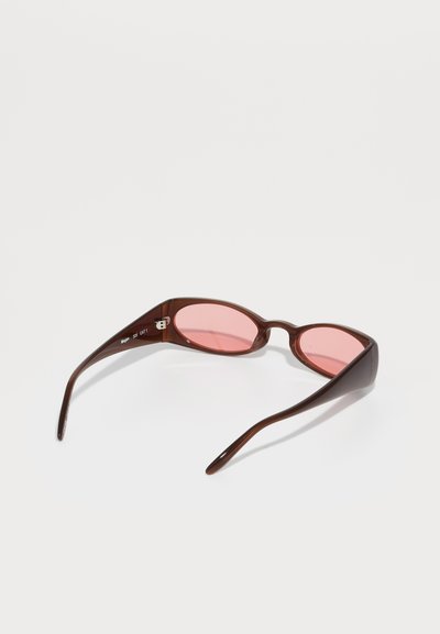 Ochelari de soare cu rame maro și lentile roz; formă ovală alungită; design elegant, minimalist; textură netedă; brate subțiri cu un accent metallic.