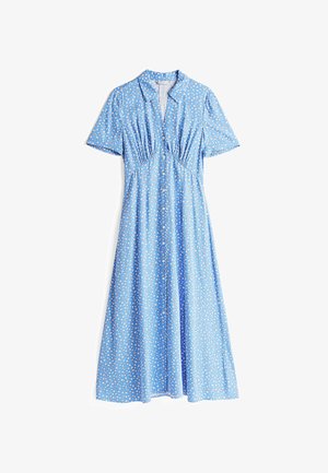 Niebieska sukienka z krótkim rękawem i kołnierzykiem, ozdobiona kwiatowym wzorem oraz marszczeniami w okolicy biustu, spływająca do długości kolan.