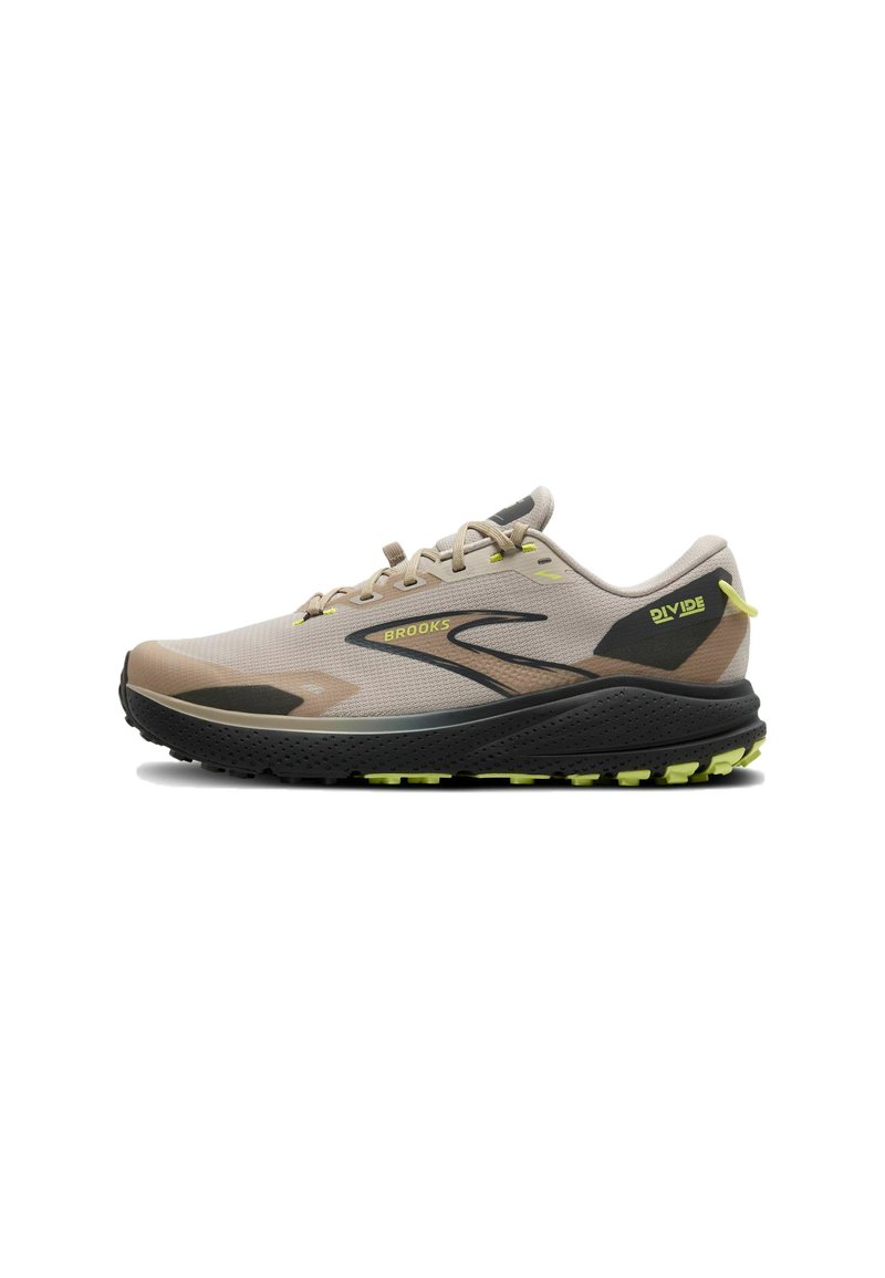 Chaussure de sport beige avec une tige en maille, semelle noire et vert lime, détails réfléchissants et design rembourré pour la stabilité et le confort.