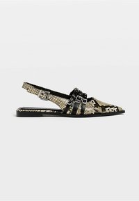 Chaussure slingback plate pointue avec motif peau de serpent beige et noir, trois brides noires avec boucles argentées sur le dessus.