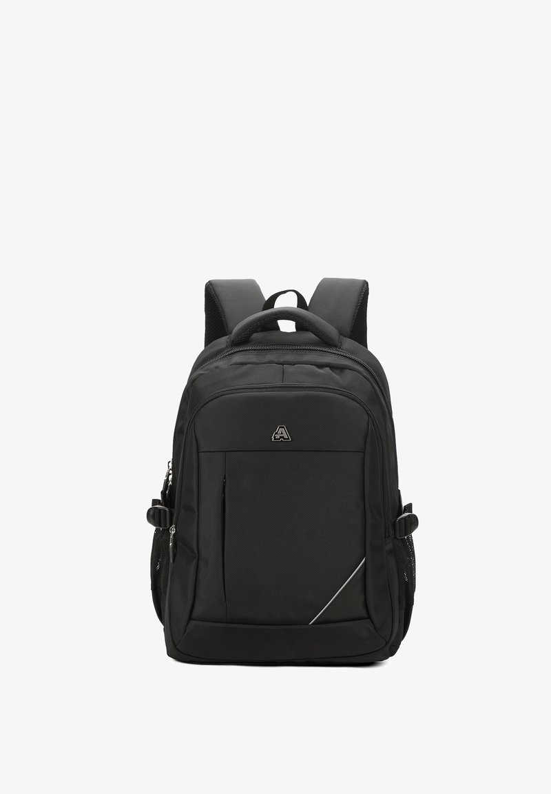 Zaino nero realizzato in tessuto testurizzato, dotato di spallacci imbottiti regolabili, manico superiore, tasca frontale e striscia riflettente diagonale.
