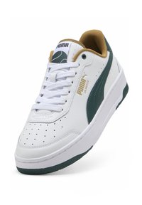 Białe skórzane sneakersy z zielonymi akcentami i złotym logo. Posiadają perforowaną część palcową dla lepszej wentylacji, płaskie sznurówki oraz grubą białą podeszwę.