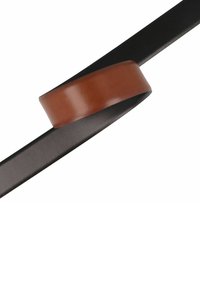 Leder Gürtel mit einem braunen, glänzenden Band, das um ein dünnes schwarzes Riemen gewickelt ist, welches die glatte Textur und die kontrastierenden Farben hervorhebt.