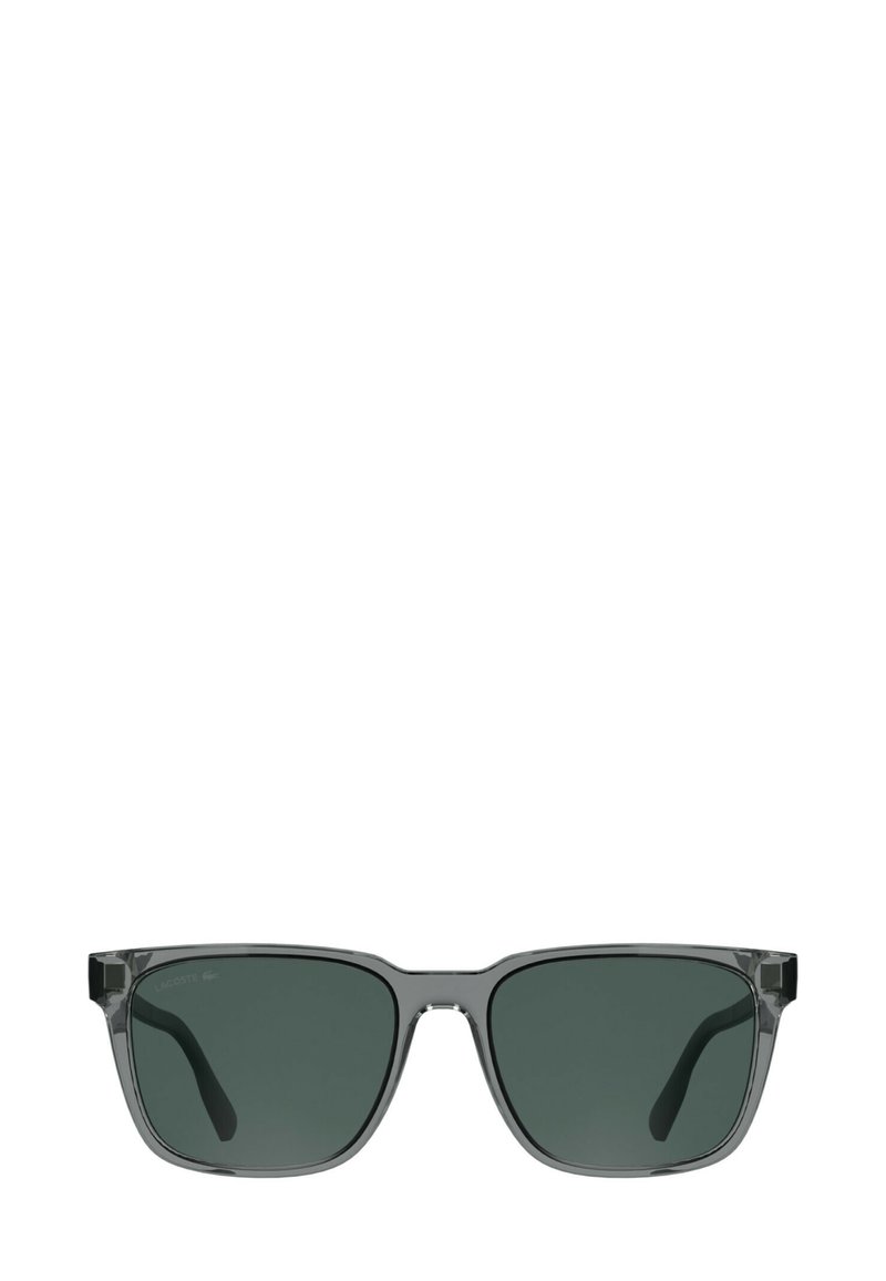 Occhiali da sole grigi con lenti rettangolari, tinta verde scuro e montatura trasparente. Presentano aste spesse e un marchio discreto sul lato.