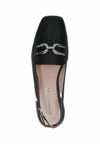 Zapato negro de piel tipo slingback con punta cuadrada, detalle de cadena plateada y un tacón bajo. En el interior presenta un ligero acolchado y una marca en relieve.