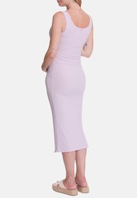 Lichtpaars geribbeld midijurk met een getailleerde silhouet, scoop rug en ruwe zoom. G gedragen met beige espadrille sandalen.