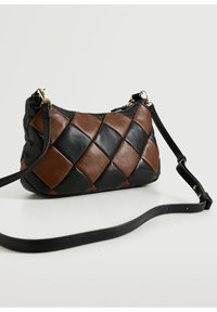 Borsa a spalla in pelle nera e marrone con un motivo a diamante trapuntato, hardware dorato e una tracolla nera regolabile.