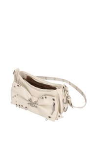 Beige handväska i läder med rosett, silverdetaljer och dekorativa nitar. Den har en axelrem och fack med dragkedja.