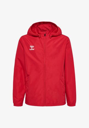 Rød jakke lavet af letvægtsmateriale med lynlås, justerbar hætte og elastiske manchetter. Hummel-logo på brystet.