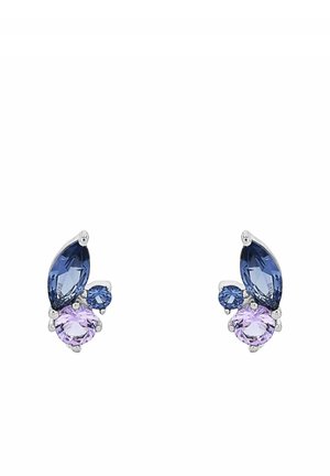 Silberne Ohrringe mit jeweils drei facettierten Edelsteinen: einem großen dunkelblauen Marquise-Schliff, einem kleinen runden blauen und einem ovalen hellvioletten Stein.