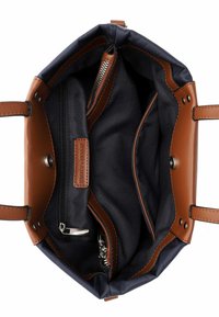 Borsa a mano in pelle marrone con interno in tessuto blu navy. Presenta una tasca con zip, due scomparti aperti e due manici in pelle.