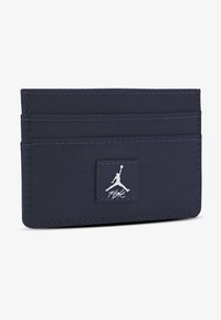 Portafoglio blu navy realizzato in materiale sintetico testurizzato, dotato di più slot per carte e di un distinto logo Jumpman bianco.