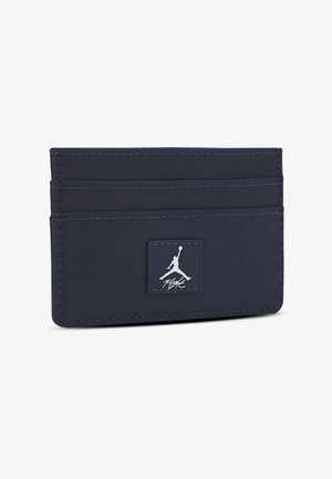 Mørkeblå kortholder laget av teksturert syntetisk materiale, med flere kortlommer og en fremtredende hvit Jumpman-logo.
