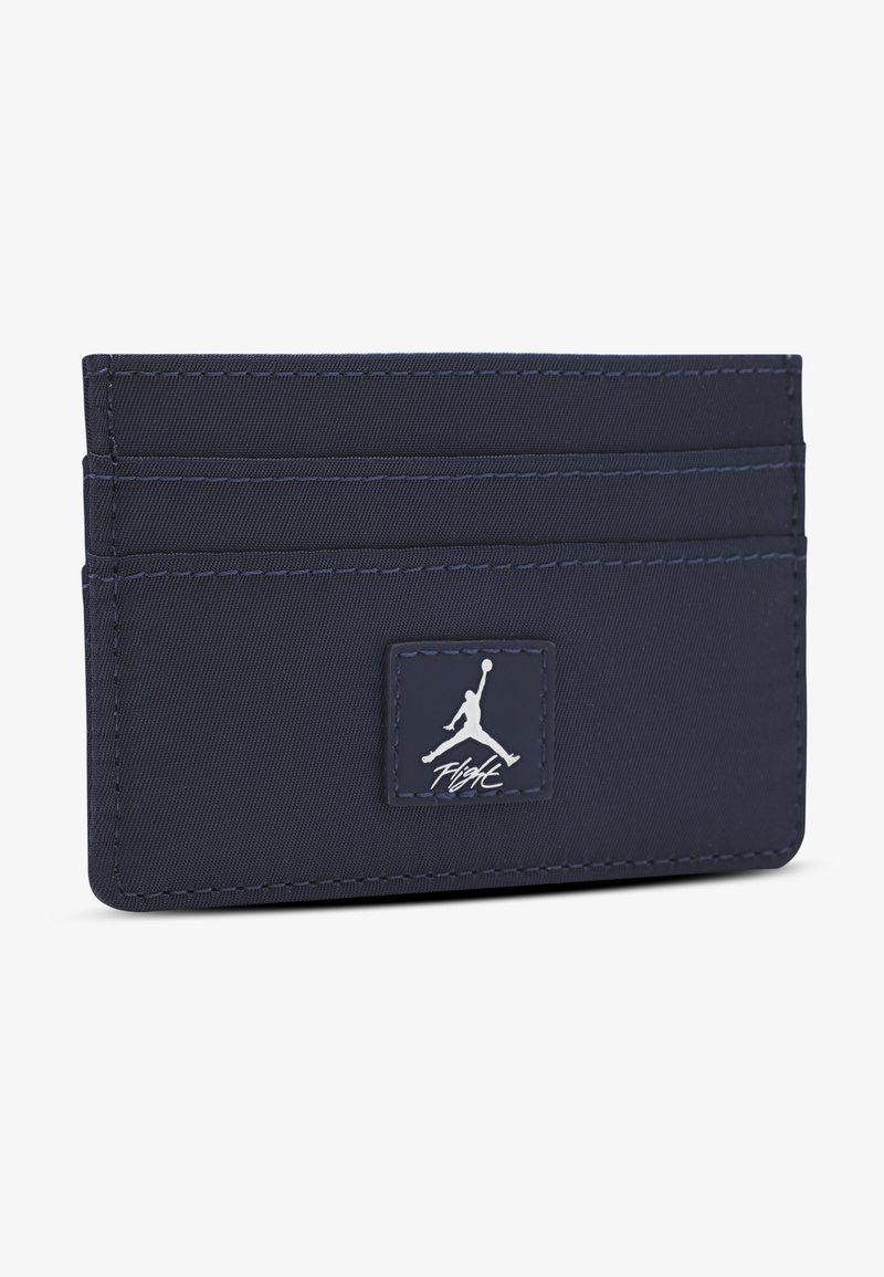 Portafoglio blu navy realizzato in materiale sintetico testurizzato, dotato di più slot per carte e di un distinto logo Jumpman bianco.