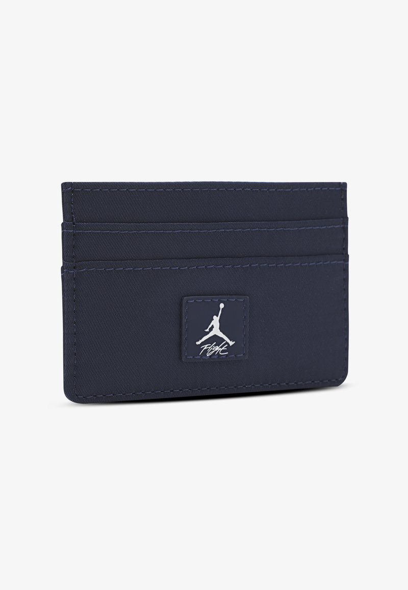Portafoglio blu navy realizzato in materiale sintetico testurizzato, dotato di più slot per carte e di un distinto logo Jumpman bianco.