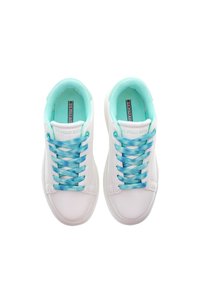 Vita sneakers med turkosa accenter, med en slät syntetisk ovandel, texturerad innersula och snören i batikmönster.