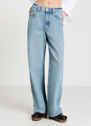 Helle blaue Schlagjeans mit hoher Taille, ausgestattet mit fünf Taschen und klassischem Denim-Nähten. Das Material scheint weich mit einem leichten Wasch-Effekt zu sein.