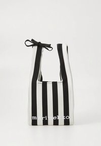 Svartvit vertikalt randig tygväska med korta handtag och vit "marimekko"-logga broderad på framsidan.