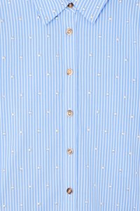 Camisa azul clara de botões, com riscas brancas verticais, texturizada com pequenos pontos brancos espaçados uniformemente e botões em tom dourado.