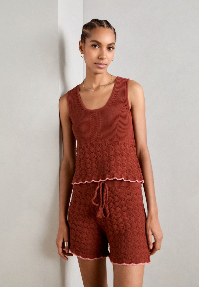 Rostfarbener Strickoberteil- und Shorts-Set mit strukturiertem Muster, gewellten Kanten und einem Zugband in der Taille. Weiches, atmungsaktives Material.
