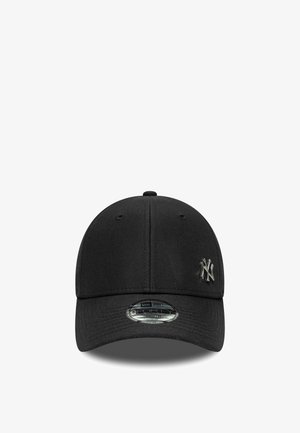 Schwarze Baseballkappe mit metallischem New York Yankees-Logo auf der Vorderseite und einem "9FORTY Youth" Aufkleber auf dem Schirm.