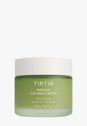 Pot vert de crème apaisante TIRTIR Matcha avec un couvercle blanc, étiqueté comme apaisant et nourrissant, taille 50 ml.