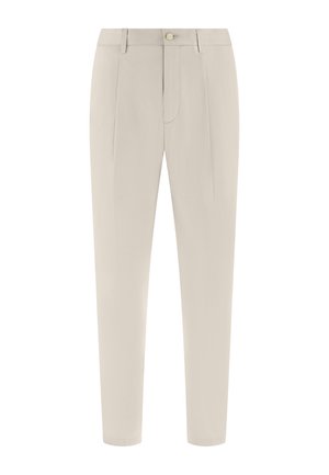 Jasnobeżowe spodnie szyte na miarę z przednimi zakładkami, pętlami na pasek, zapięciem na guzik i zwężanymi nogawkami.