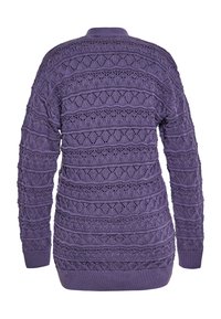 Pulover tricotat violet, cu un model texturat cu forme de diamant și manșete și tiv striate. Mânici lungi și un guler înalt.