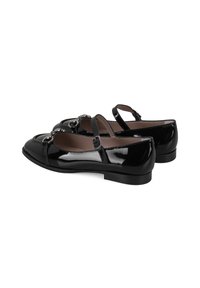 Schwarze Lackleder-Mary Jane-Schuhe mit runder Zehenform, Riemenverschluss und dekorativen Akzenten auf der Schuhspitze. Niedriger, flacher Absatz.