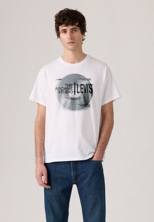 RELAXED FIT TEE - Camiseta estampada - white plus