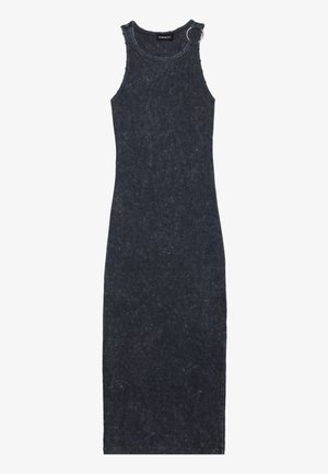 Rochie maxi tricotată, de culoare gri închis, cu dungi, cu decolteu rotund și un accent de inel argintiu pe umăr. Material texturat cu o siluetă ajustată.