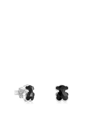 Pendientes en forma de oso negro, con un diseño facetado y acentos en metal tono plateado. Cuentan con un cierre de empuje.