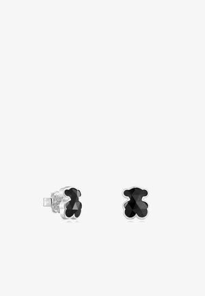 Pendientes en forma de oso negro, con un diseño facetado y acentos en metal tono plateado. Cuentan con un cierre de empuje.